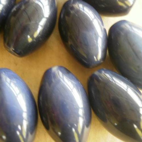 Lot de 12 perles de forme olive en plastique  , coloris bleu  changeant , taille 23/13 mm