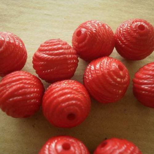Lot de 2 perles de forme ronde en verre , coloris rouge , motifs striés , diamètre 13 mm 