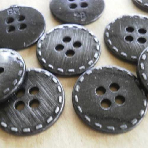Boutons  ronds  en métal  bronze  , motifs surpiqures sur les bords  , diamètre 19 mm