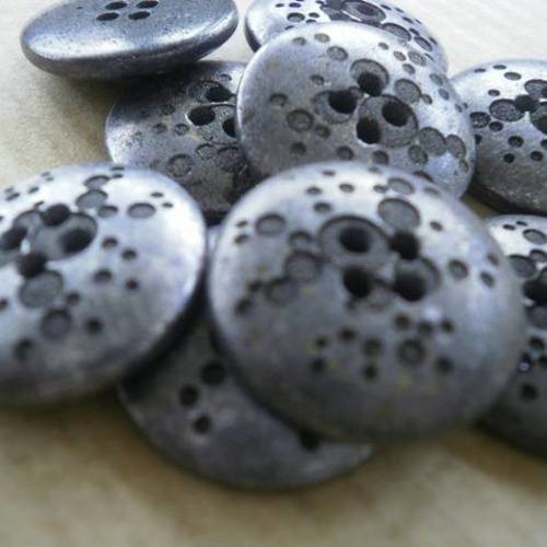 Lot de 5 boutons  ronds en plastique ,  imitation métal argenté vieilli , diamètre 20 mm