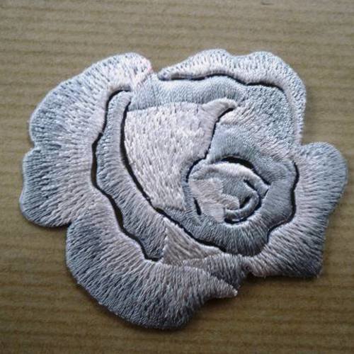 Application thermocollante en forme de roses , broderies  dans deux tons de gris 