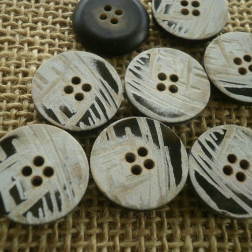Boutons  ronds en noix de coco ,  motifs beiges gravés  , diamètre 23 mm