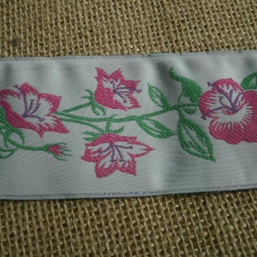 Ruban en synthétique ,coloris blanc à fleurs fuchsia et vert , largeur 5 cm