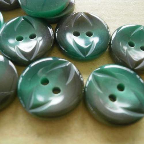 Lot de 2 boutons  ronds en plastique ,  coloris vert et marron  , diamètre  15 mm 