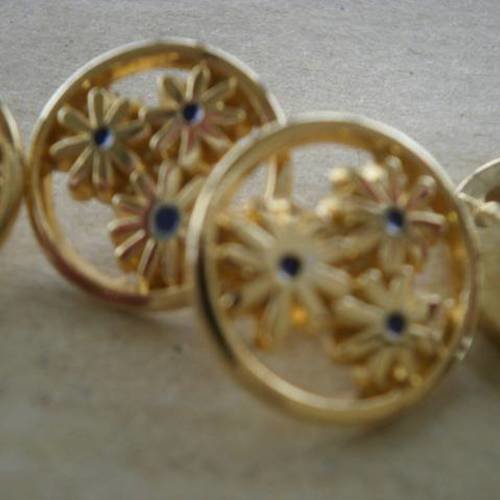 Superbes boutons   ronds en métal doré , motifs fleurs 