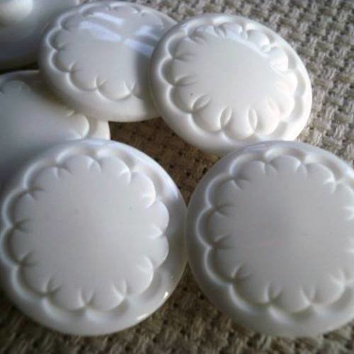 Lot de 2 boutons ronds  en  plastique ,  coloris blanc , diamètre 20 mm  