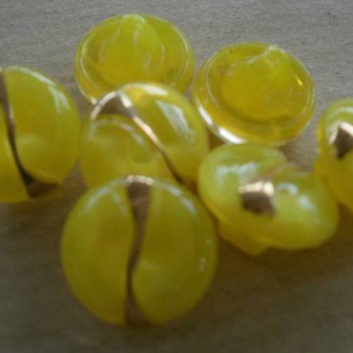 Lot de deux boutons  boules en verre  , coloris  jaune  , motifs dorés , diamètre 15 mm