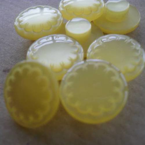 Lot de 4 boutons ronds  en  plastique , de  couleur  jaune clair , diamètre 12 mm 