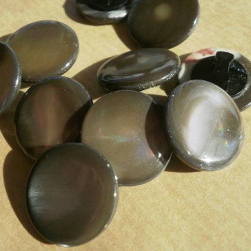 Jolis petits boutons  ronds en nacre , coloris gris , diamètre 18 mm
