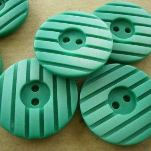 Lot de 2 boutons  ronds à deux trous en plastique , coloris vert changeant  , diamètre  23 mm 