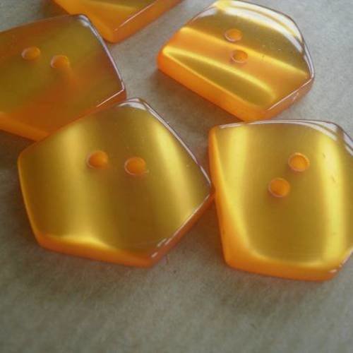 Boutons  fantaisies , en plastique translucide de couleur  orange 