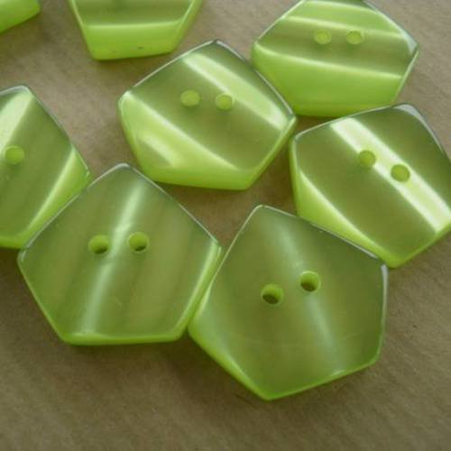 Boutons  fantaisies x 6 en plastique translucide de couleur  verte