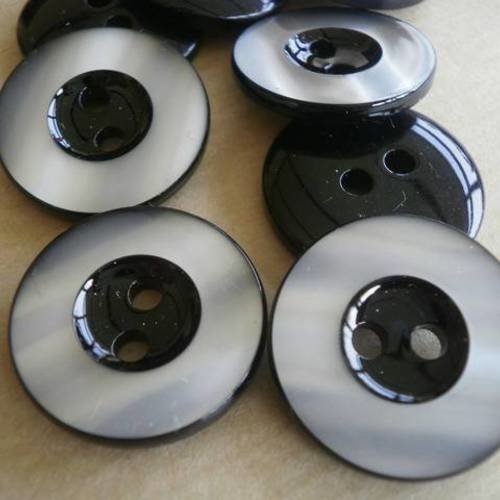 Lot de 2 boutons  ronds en plastique , coloris  noir et gris nacré , diamètre 23 mm 