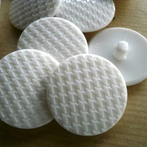 Boutons  ronds en plastique , coloris blanc , motif  quadrillé , diamètre 30 mm