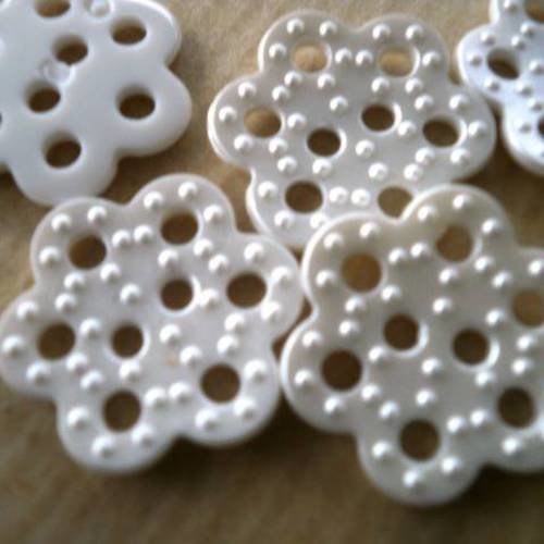 Lot de 2 boutons fleurs en plastique , coloris blanc  , taille 18 mm