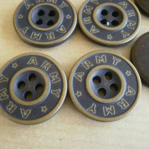 Boutons  ronds en plastique  , coloris  gris , inscription "army" laitonnée  , diamètre 20 mm