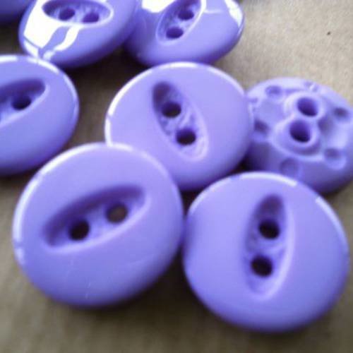 Petits boutons à deux trous ronds en plastique,  coloris mauve , diamètre 16 mm