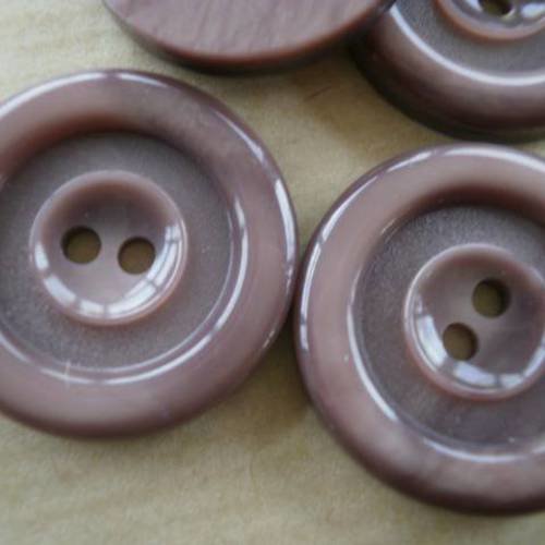 Boutons ronds à deux trous en plastique  , coloris marron taupe , diamètre 25 mm