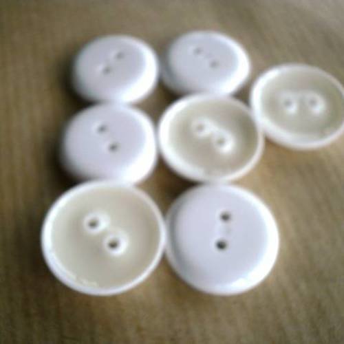 Petits boutons ronds en plastique,  coloris blanc , diamètre 15 mm