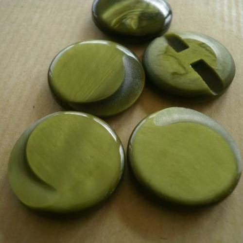 Boutons ronds  en  plastique , coloris vert  brillant et mat  , diamètre  23 mm 