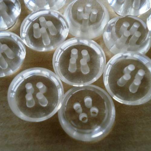 Petits boutons ronds à quatre trous ,  transparent , diamètre 15 mm