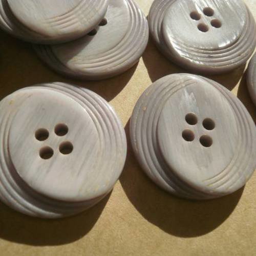 Lot de 2 boutons  ronds en plastique , coloris  gris mauve , dessus motif ovale  , diamètre  23 mm