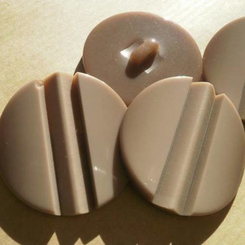 Boutons  ronds en plastique  , coloris marron clair  , diamètre 32 mm