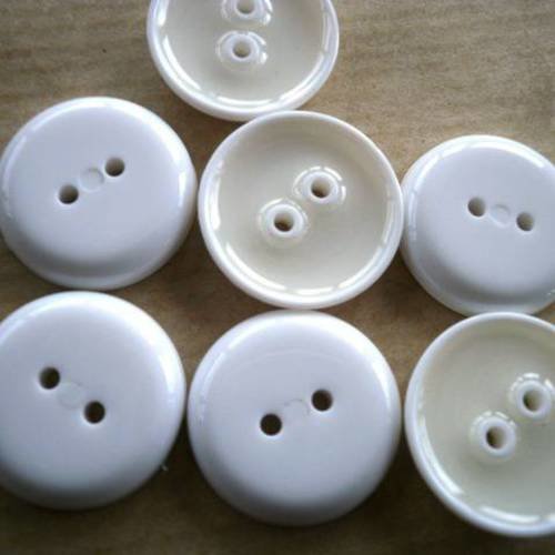 Lot de 2 boutons ronds à deux trous en plastique , coloris blanc , diamètre 12 mm
