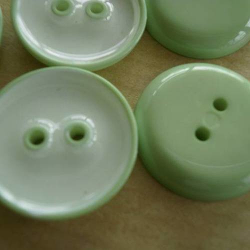 Lot de 2 boutons ronds à deux trous en plastique , coloris vert , diamètre 12 mm 