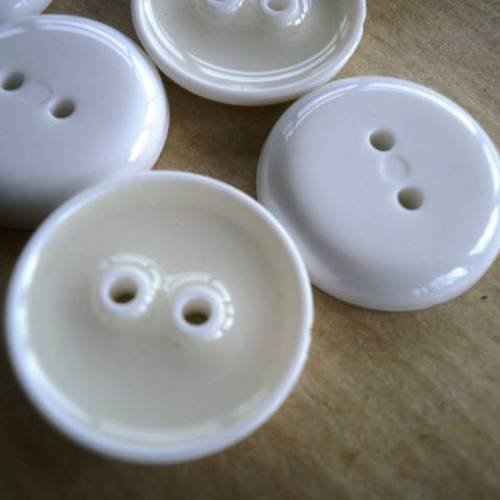 Lot de 2 boutons  ronds en plastique , coloris blanc , diamètre  18 mm  