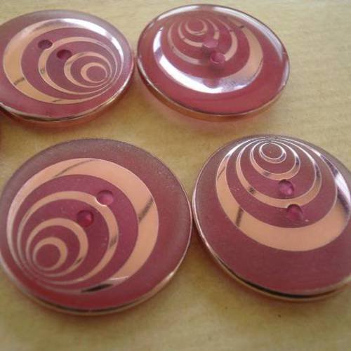 Lot de  2 boutons  ronds  en plastique  , coloris  rose translucide  , motifs roses brillants  , diamètre  18 mm 