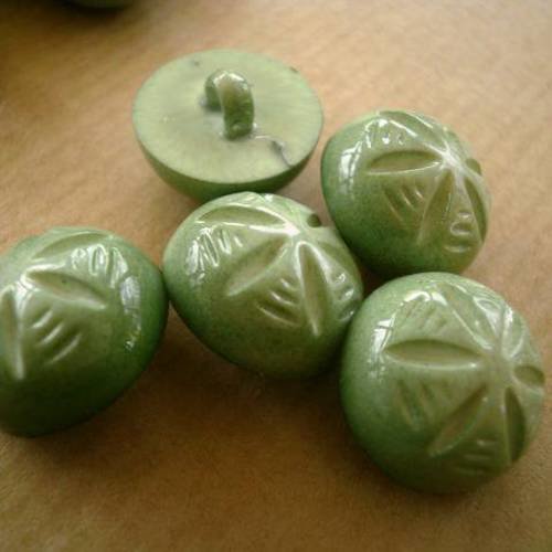 Lot de 2 boutons  boules en plastique  , coloris vert clair  , diamètre  17 mm 