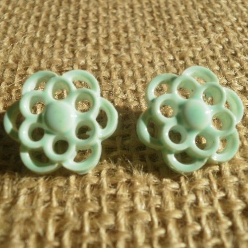 Lot de 2 boutons fleurs en plastique , coloris vert pale  , taille 16 mm