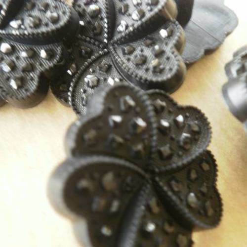 Boutons  plastiques en forme de fleurs  noires , diamètre 24 mm