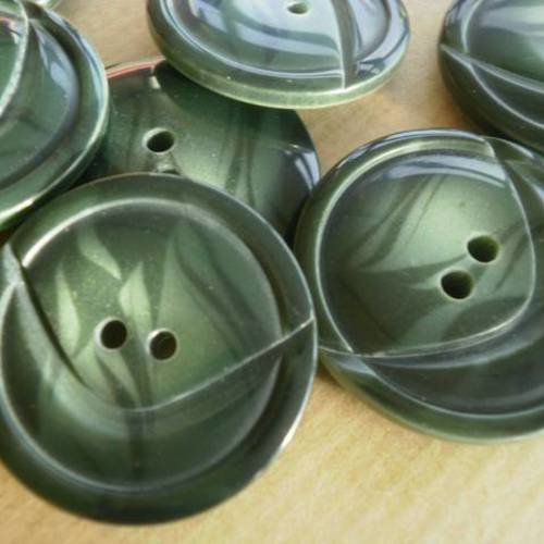 Boutons  ronds en plastique  , coloris vert foncé marbré  , diamètre 30 mm 