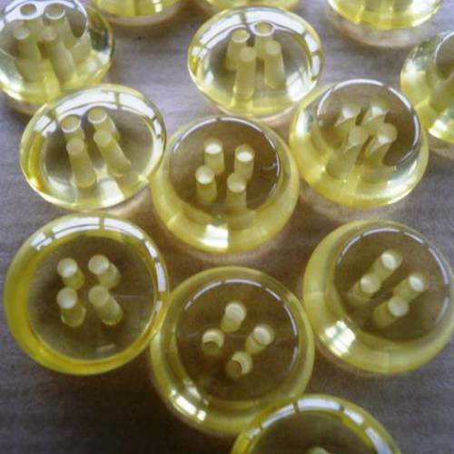 Lot de 2 boutons  ronds à quatre trous  , coloris jaune transparent  , diamètre 12 mm