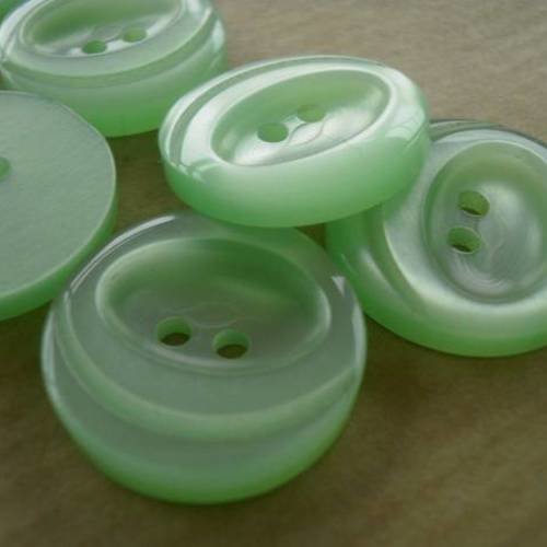 Lot de 2 boutons ronds en plastique , coloris vert clair  , diamètre  20 mm 