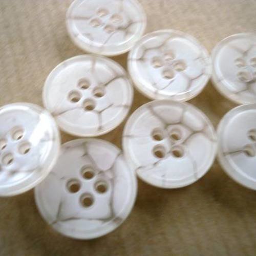 Lot de 2 boutons ronds en plastique , coloris blanc marbré  , diamètre  17 mm 