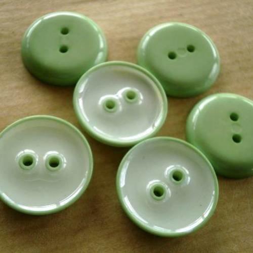 Lot de 2 boutons  ronds en plastique , coloris vert pale  , diamètre  18 mm 