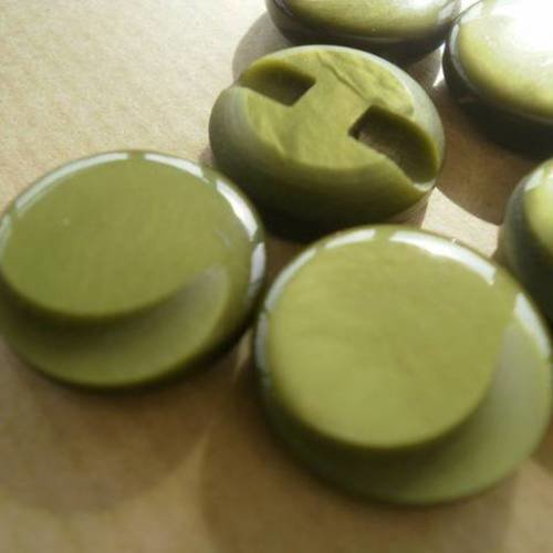 Lot de 3 boutons ronds en  plastique , coloris  vert  brillant et mat  , diamètre 17 mm
