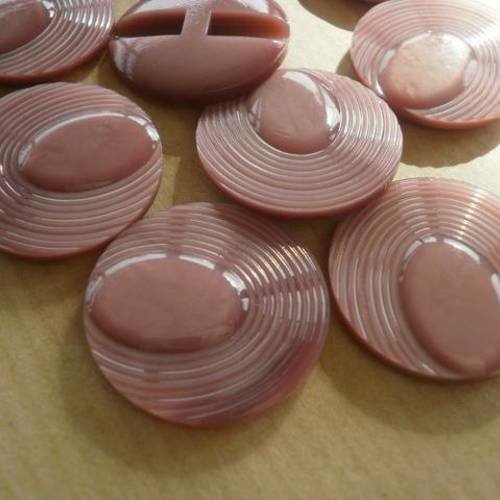 Boutons  ronds en plastique , coloris  vieux rose , dessus motif ovale , diamètre 23 mm