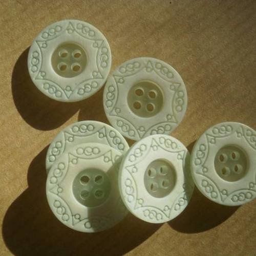 Petits  boutons  ronds en matiere plastique , coloris vert  très pale , diamètre 15 mm