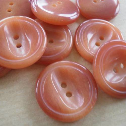 Boutons  ronds en plastique , coloris marbré beige rosé , diamètre 23 mm