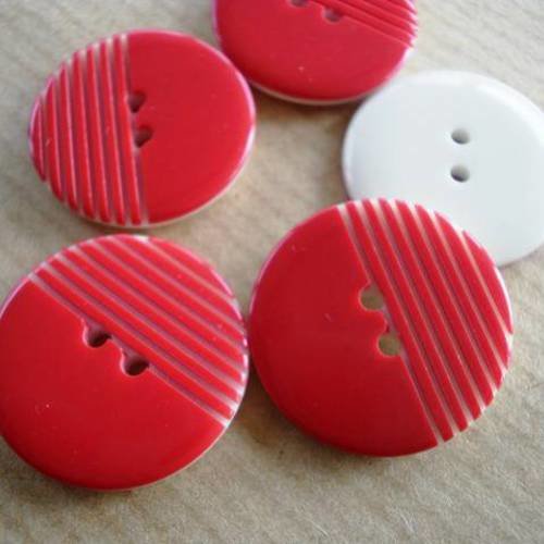 Lot de 2 boutons  ronds en plastique , coloris  rouge  et blanc , diamètre  23 mm 