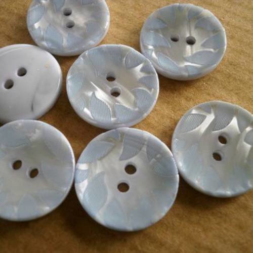 Petits boutons ronds à deux trous en plastique , coloris  bleu pale , diamètre 16 mm