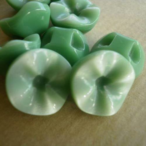 Lot de 2 boutons en  plastique , en forme de coroles  , coloris vert , diamètre  19 mm 