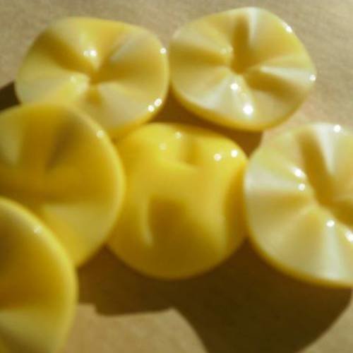 Lot de 2 boutons ronds  en  plastique ,  forme de coroles , coloris  jaune , taille  15 mm 