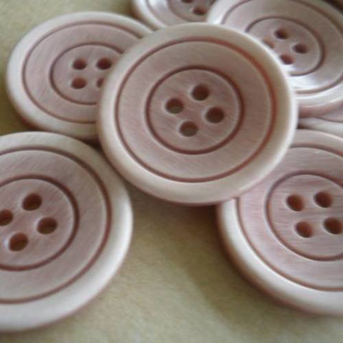 Boutons  ronds en plastique , coloris beige rosé , diamètre 24 mm 