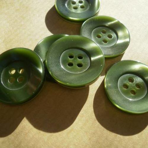 Lot de 2 boutons  ronds en plastique  ,  coloris  vert nacré  , diamètre  23 mm 