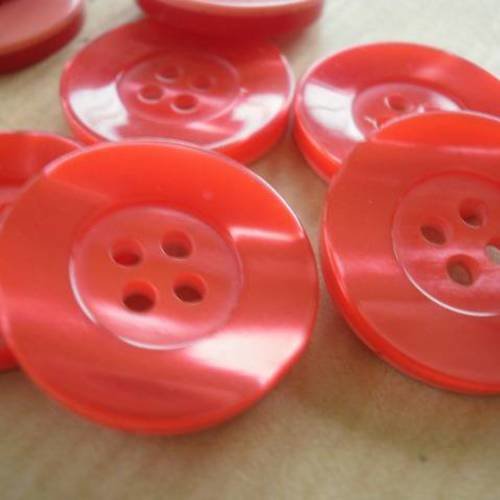 Lot de 2 boutons  ronds en plastique  , coloris rouge nacré  , diamètre  23 mm 